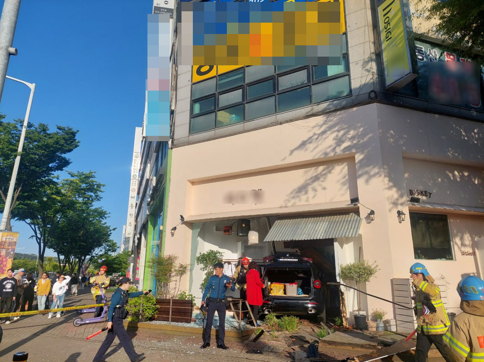 16일 오후 5시51분께 안산시 단원구 고잔동의 한 도로에서 70대가 몰던 SUV차량이 인근 상가 건물 1층 옷가게로 돌진하는 사고가 나, 70대 운전자 A씨와 차량탑승자 3명이 부상을 입었다. 사진은 사고 현장. (사진제공=경기도소방재난본부)