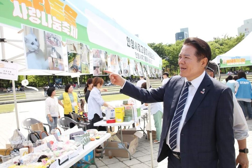 최대호 안양시장이 18일 안양시 평촌중앙공원에서 열린 2024 안양반려동물사랑나눔축제에 참석해 “사람과 동물 모두가 행복한 One-welfare를 실현해 나가겠다”고 밝혔다. (사진=최대호 안양시장 페이스북)