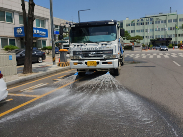 여주시는 연일 계속되는 폭염으로 인한 무더위를 식히고, 시민에게 쾌적한 도로환경을 제공하고자 시가지 내 상가가 밀접한 도로 중심으로 살수차량 운행을 시작했다. /여주시 제공