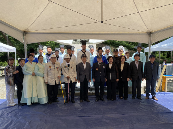 19일 오전 용문산 관광지 내 용문산 전투 전적비에서 열린 ‘제15회 용문산 전투 참전 전몰장병 추모 위령제’에서 참석자들이 기념촬영을 하고 있다. (사진=장은기 기자)