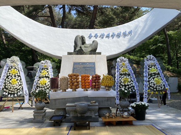 19일 용문산 관광지 내 용문산 전투 전적비에서 ‘제15회 용문산 전투 참전 전몰장병 추모 위령제’를 봉행했다. (사진=장은기 기자)