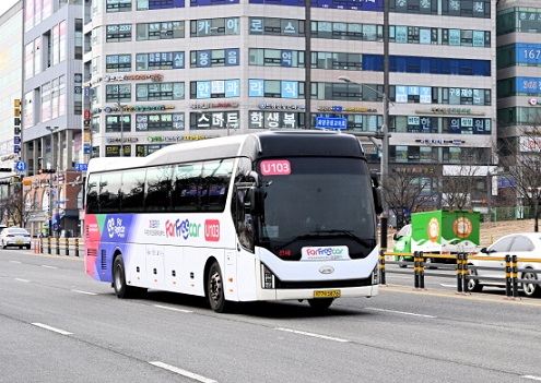 파주시가 학생전용 통학순환버스인 ‘파프리카’에 카카오의 초정밀버스 서비스를 적용함에 따라 학생들의 교통편의 증대에 크게 기여할 것으로 기대된다. (사진제공=파주시청)