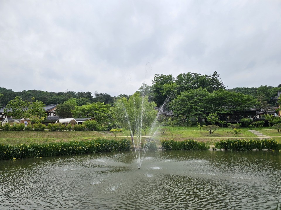 부부의 날인 21일 화요일 경기·인천지역은 대체로 흐리고 낮 한때 0.1㎜ 미만의 빗방울이 떨어지는 곳이 있겠다. 사진은 20일 오후 1시20분께 남양주시 봉선사 연못 전경. (사진=이승렬 기자)