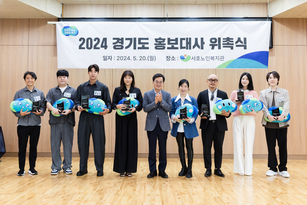 20일 오전 서호노인복지관에서 열린 어르신 사랑 나눔 배식 봉사(경기도 홍보대사와 함께 하는)에서 김동연 경기도지사가 경기도 홍보대사 위촉패 수여를 마치고 기념촬영을 하고 있다. (사진제공=경기도청)