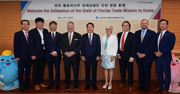 유정복 인천광역시장이 20일 시청 대접견실에서 버디 다이어 (Buddy Dyer) 미국 올랜도 시장 등 플로리다주 경제사절단을 접견하고 기념촬영을 하고 있다. (사진제공=인천시청)
