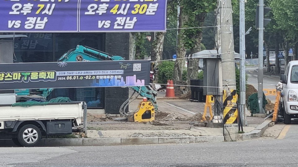 21일 오전 9시13분께 안양시 비산동 빙상장사거리 앞 도로에서 가스가 누출되는 사고가 났다. 사진은 사고 현장. (사진제공=경기도소방재난본부)