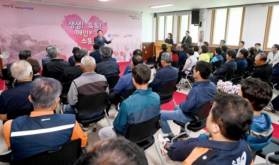 유정복 인천광역시장이 21일 찾아간 덕적·자월면 방문을 마지막으로 올해 초 군·구 연두방문과 함께 시작한 옹진의 섬 면면마다 모두 방문 계획을 비로소 마쳤다. (사진=유정복 인천시장 페이스북)