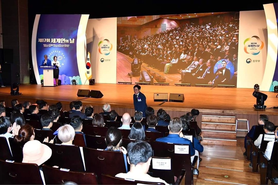 제17회 세계인의 날에 참석했던 김병수 김포시장이 이민청 김포 유치가 잘될 것 같다고 자신의 SNS를 통해 밝혔다. (사진=김병수 김포시장 페이스북)