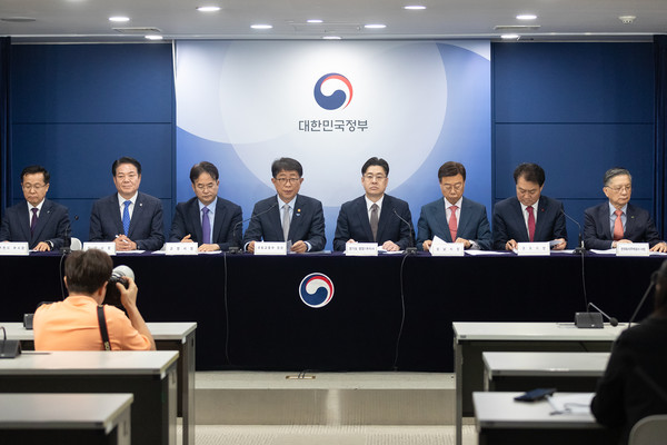 22일 오전 정부서울청사에서 오병권 행정1부지사와 박상우 국토부장관, 이동환 고양시장, 신상진 성남시장, 최대호 안양시장, 송재환 부천부시장, 하은호 군포시장 및 이한준 한국토지주택공사사장이 참석한 가운데 국토부-1기 신도시 지자체장 브리핑이 진행되고 있다. (사진제공=경기도청)