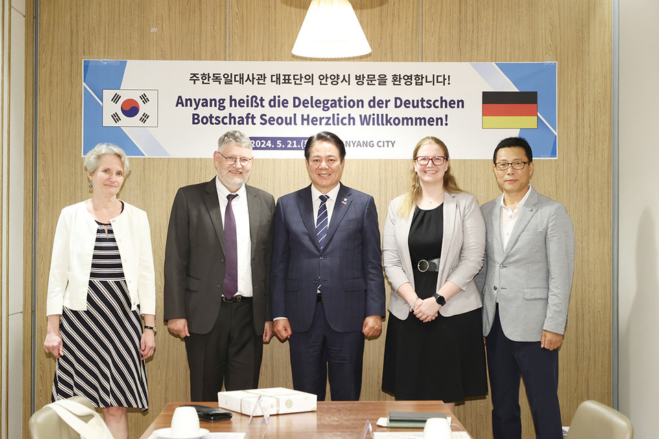 외른 바이써트 주한독일대사관 공관차석이 지난 21일 안양시를 방문해 최근 개관한 스마트도시통합센터 등을 탐방하고, 최대호 안양시장과 간담을 갖는 등 뜻깊은 시간을 보냈다. (사진제공=안양시청)