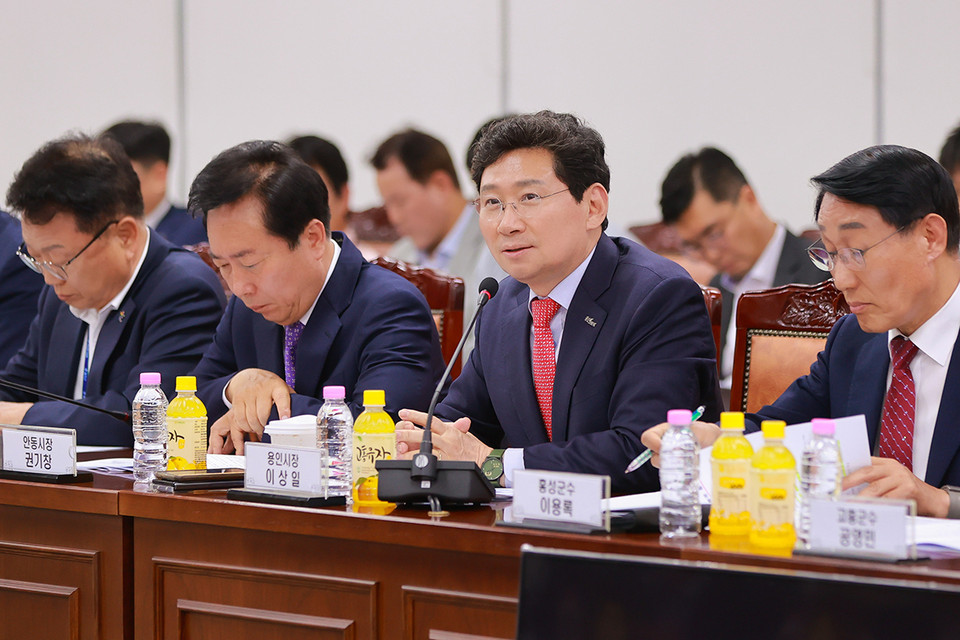 이상일 용인특례시장이 22일 국토교통부 세종청사 대회의실에서 열린 ‘제6차 국가산단 범정부 추진지원단 회의’에서 용인특례시의 의견을 말하고 있다. (사진제공=용인시청)