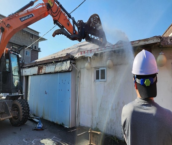 사진은 성매매집결지가 있는 법원읍 연풍리(용주골 집장촌) 내 한 불법건축물을 이 건물 소유자가 직접 자진 철거하는 모습. (사진제공=파주시청)