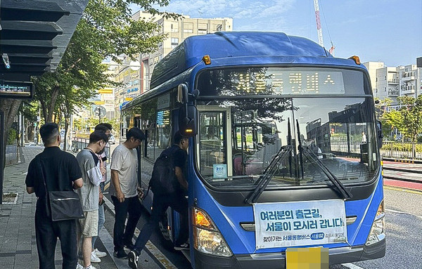 수도권 지역 최초로 김포지역에서 운행을 시작한 '서울동행버스'를 이용해 출근하는 시민들.(사진제공=김포시청)