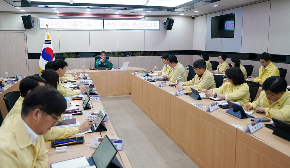 광주시가 23일 방세환 시장 주재로 국장·과장·담당관 등 30여명이 참석한 가운데 ‘2024년 여름철 풍수해·폭염 대비 추진보고회’를 열었다. (사진제공=광주시청)
