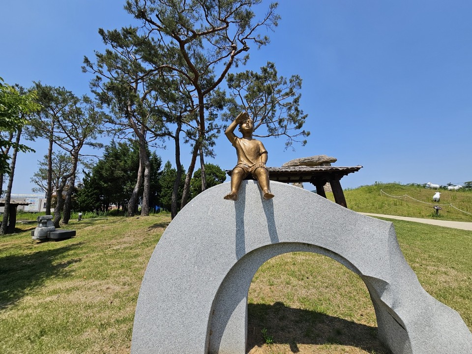 23일 오후 1시50분께 안성시 보개면 안성맞춤랜드 내 야상화단지 인근에 설치된 한 조형물이 더운 듯 손으로 햇빛을 가리고 있다. (사진=김종대 기자)
