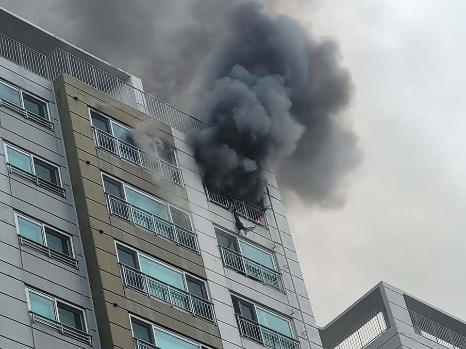24일 오전 8시3분께 수원시 권선동의 한 15층짜리 아파트 15층 세대에서 불이 나 신고를 받고 출동한 소방당국에 의해, 신고 약 38분 만인 8시41분께 모두 꺼졌다. 사진은 화재 현장. (사진제공=경기도소방재난본부)