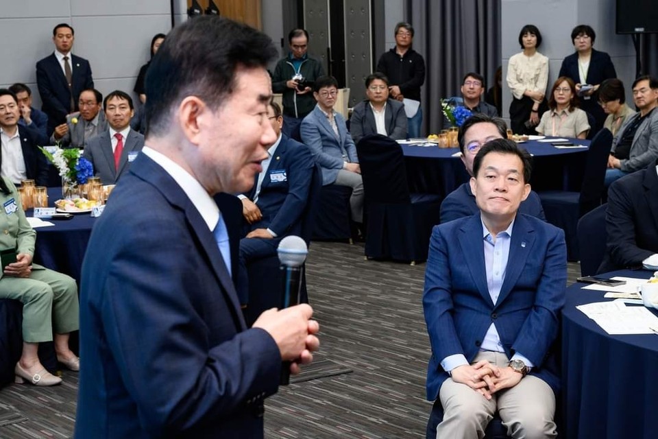 수원시가 임기 1주일 남짓을 남긴 김진표 국회의장을 시청으로 초정해 정담회를 개최했다. (사진=이재준 수원시장 페이스북)