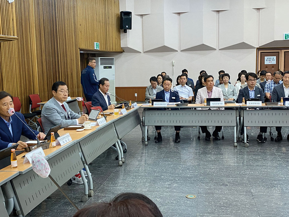 이현재 하남시장이 27일 시청 본관 대회의실에서 열린 ‘제8회 하남시 시민참여 주간회의’에서 인사말을 하고 있다. (사진=장은기 기자)
