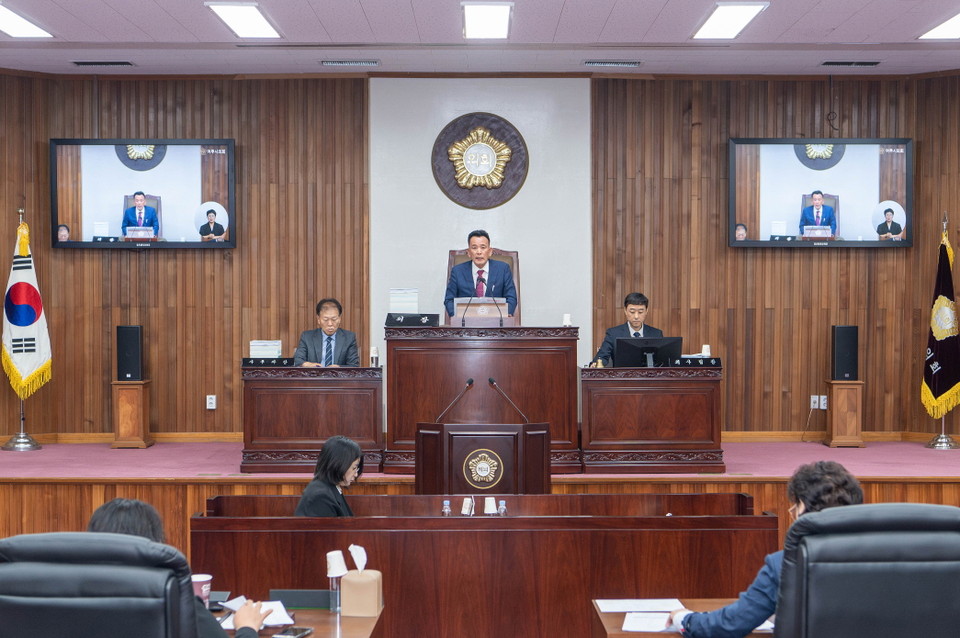 여주시의회가 27일 ‘제70회 여주시의회 제1차 정례회’를 개회하고 내달 20일까지 25일간 이어지는 일정에 돌입했다. (사진제공=여주시의회)