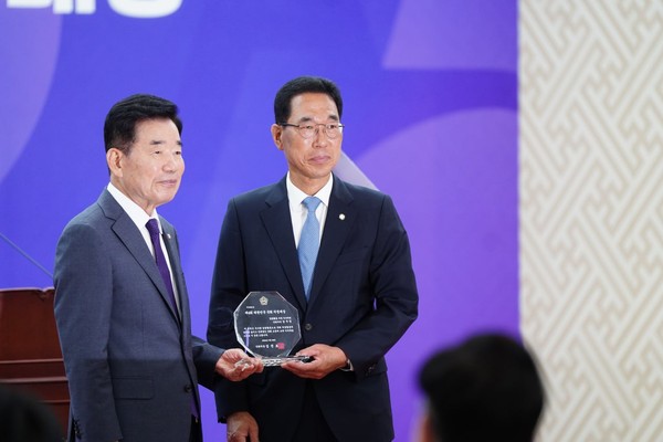 김주영 의원이 ‘제4회 대한민국 국회 의정대상’ 수상 후, 김진표 국회의장과 기념사진을 촬영하고 있다. (사진제공=김주영 의원실)