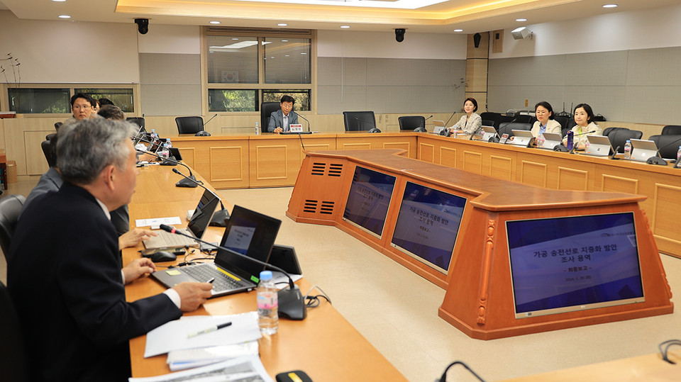 과천시가 28일 시청 상황실에서 ‘과천시 송전가공선로 지중화 방안 조사용역’ 최종보고회를 개최했다. (사진제공=과천시청)