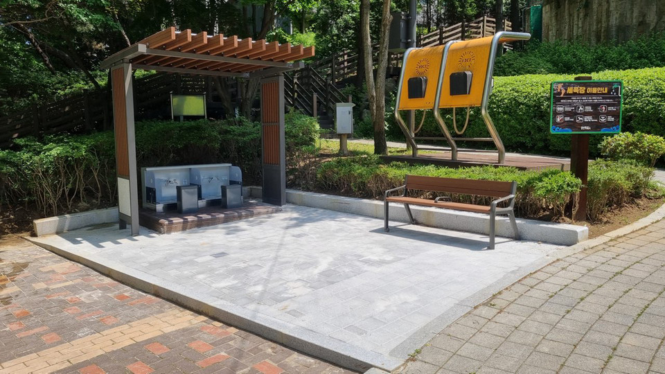 용인특례시가 처인구의 동산근린공원과 벌터어린이공원에 조성된 ‘어싱길’을 이용하는 시민들의 편의를 위해 세족장을 새로 설치했다고 28일 밝혔다. 사진은 벌터어린이공원. (사진제공=용인시청)