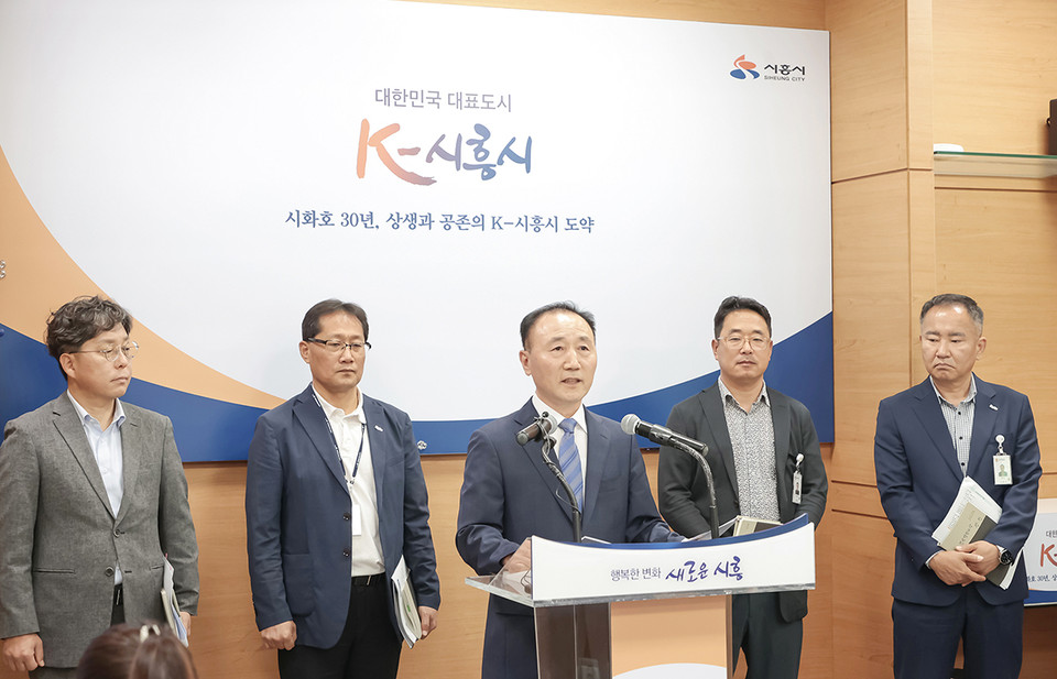 박영덕 시흥시 안전교통국장이 28일 여름철 자연재난 대응 체제 운영 관련 언론브리핑을 열고 있다. (사진제공=시흥시청)