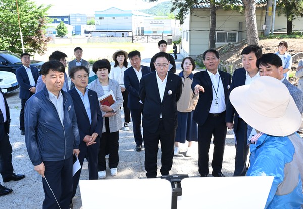 양주시가 28일 군 유휴부지 활용방안 강구와 ‘봉양공업지구 도시계획도로(시도14호선) 개설사업’추진상황 점검을 위한 현장 간부회의를 개최했다. (사진제공=양주시청)