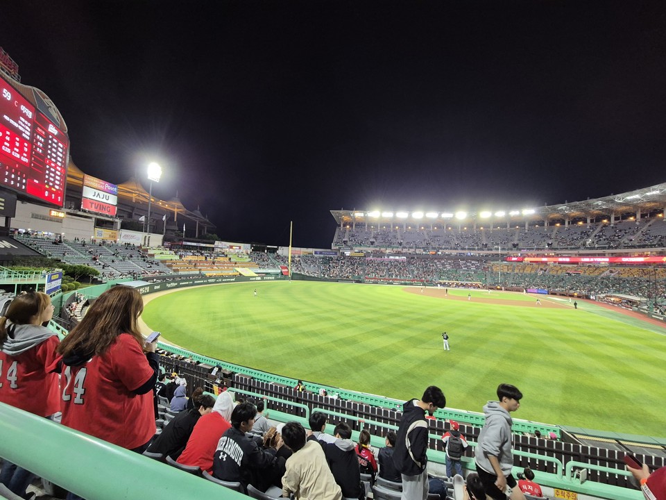 28일 오후 인천 미추홀구 문학동 SSG 랜더스필드(문학야구장)에 인천시민들이 몰려들어 SSG 랜더스와 LG트윈스와의 경기를 관람하고 있다. (사진=김상현 기자)