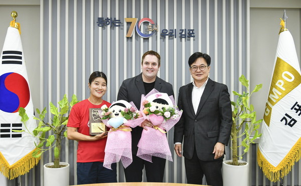 김포시장과 김혜선, 스테판 지겔 부부. (사진제공=김포시청)