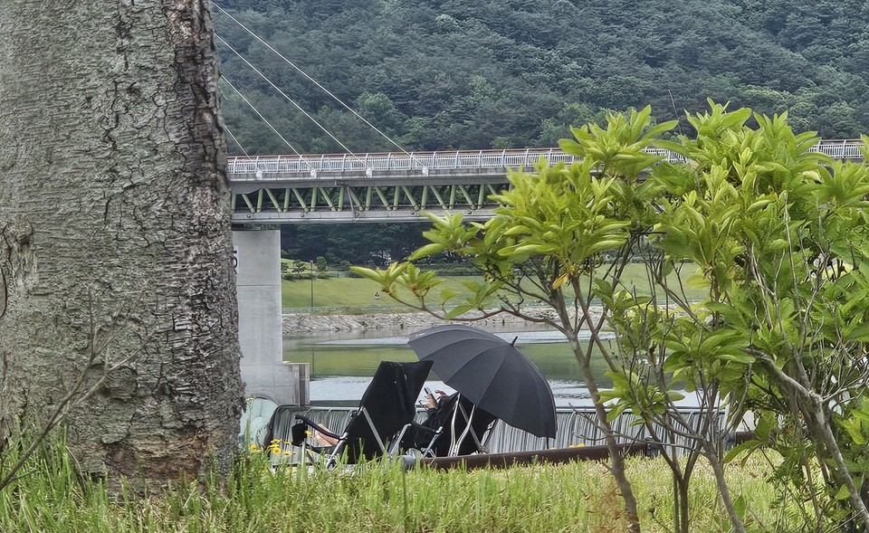 30일 오후 3시50분께 여주시 강천보를 찾은 한 시민이 강천보를 바라보며 보에서 흐르는 우렁찬 물소리와 함께 망중한을 즐기고 있다. (사진=김광섭 기자)