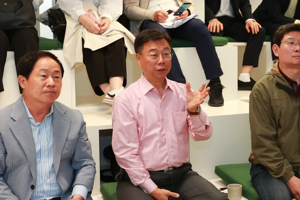 신상진 성남시장이 전국대도시시장협의회 시장단 일원으로 유럽을 방문 중인 가운데 지난 29일(현지시각) 관광명소와 생활 문화공간으로 탈바꿈한 덴마크 아마게르 바케 소각장을 방문했다. (사진제공=성남시청)