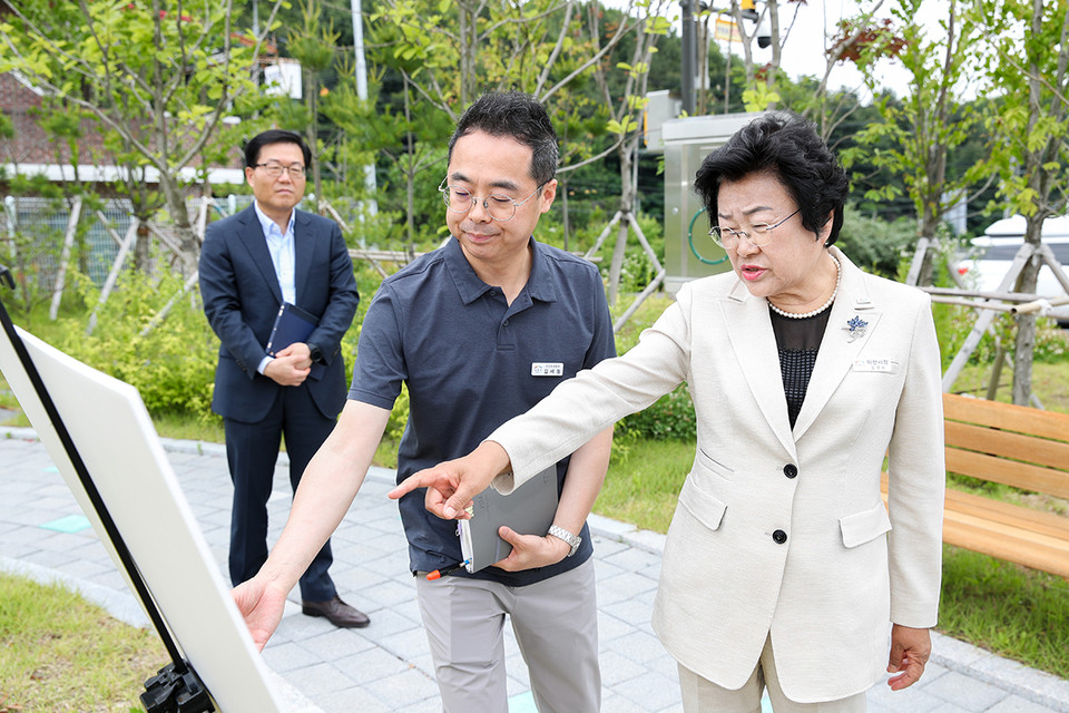 김경희 이천시장이 30일 호법면 소재 산업현장의 애로사항과 기업규제 개선을 위해 이천 유산일반산업단지를 방문했다. (사진제공=이천시청)