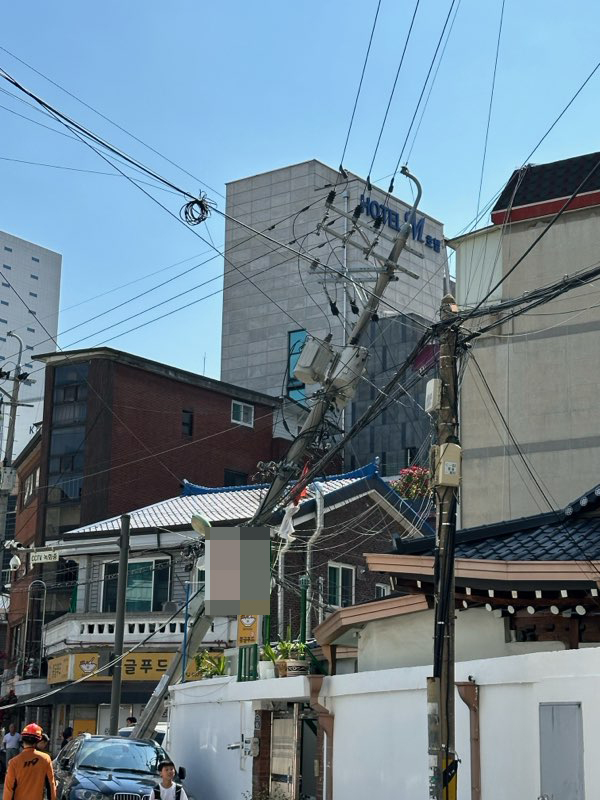 31일 오후 3시15분께 의정부시 의정부동에서 전신주가 쓰러져 일대 정전이 발생, 현장에 출동한 한국전력공사가 복구 중이다. (사진제공=경기도북부소방재난본부)