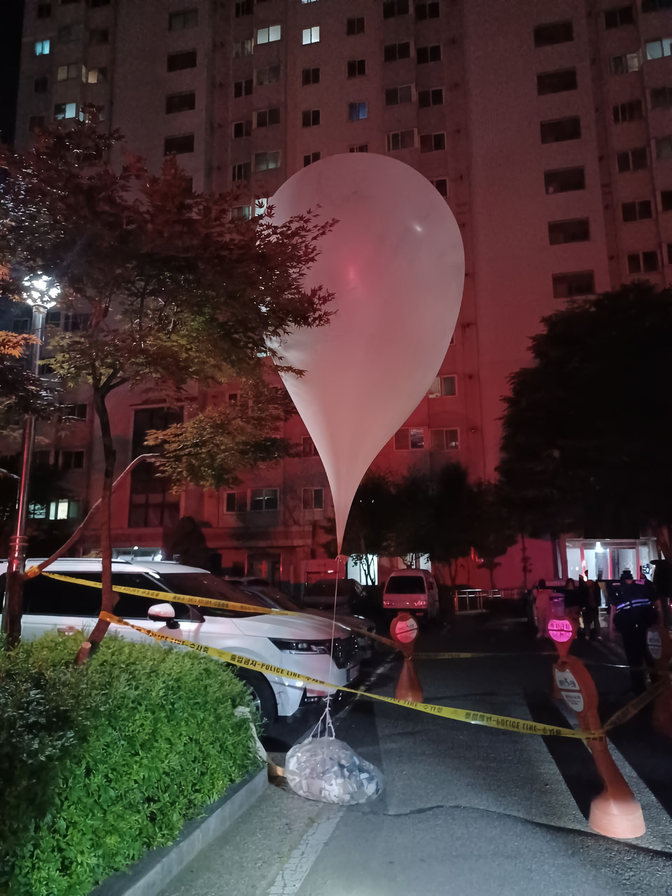 지난 1일 부천 소사본동의 한 아파트에서 발견된 오물 풍선. (사진제공=경기도소방재난본부)