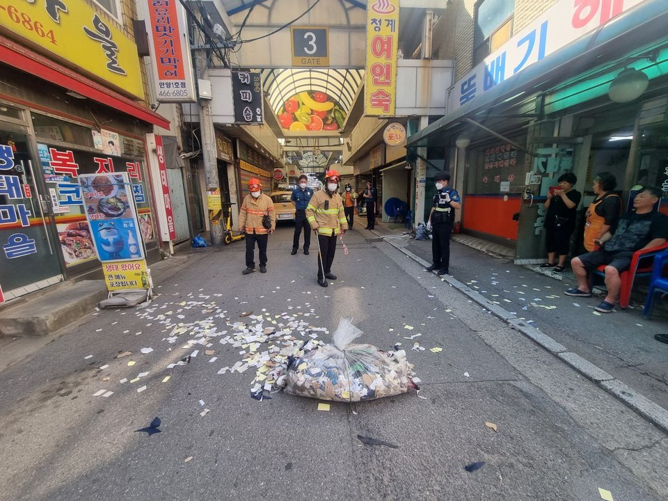 2일 오전 안양 남부시장에서 발견된 대남전단으로 추정되는 오물. (사진제공=경기도소방재난본부)