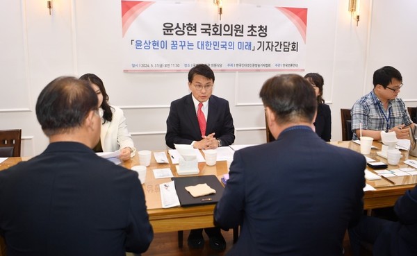 본지 기자가 속해 있는 ‘한국언론연대’는 지난달 31일 국회 의원회관 의원식당에서 국민의힘 인천 동구미추홀구 출신의 윤상현 의원을 초청, ‘윤상현이 꿈꾸는 대한민국의 미래’란 주제로 ‘제22대 국회’ 일정과 집권 여당의 나아갈 향방 등을 짚어봤다. (사진=박남주 기자)