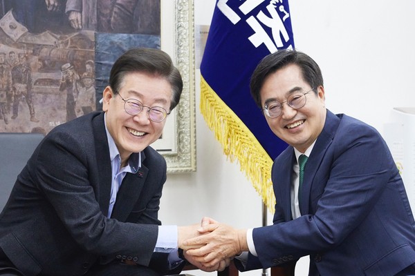 김동연 경기도지사가 3일 오전 서울 여의도 국회에서 이재명 더불어민주당 당대표와 기념촬영을 하고 있다. (사진제공=경기도청)