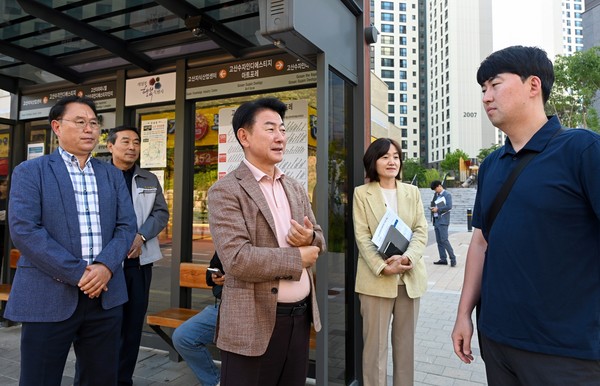 김동근 의정부시장이 3일 의정부01번 공공버스 정류소에서 시민들과 소통하고 있다. (사진제공=의정부시청)