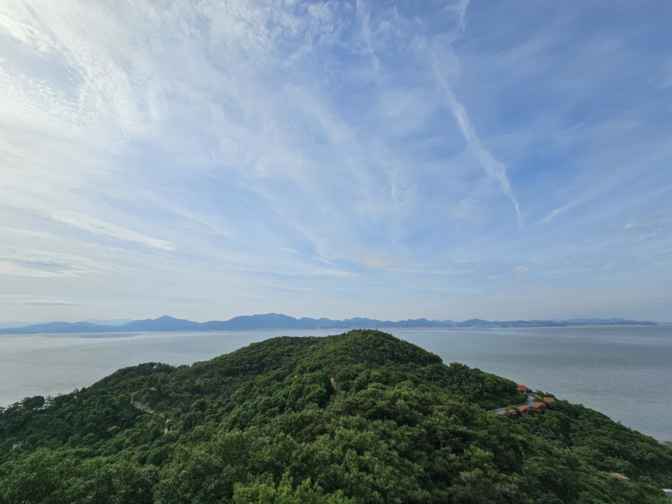 4일 화요일인 오늘 경기·인천지역은 대체로 맑겠다. 낮 기온이 높아 덥겠고, 큰 일교차를 보이겠다. 2일 수요일과 3일 목요일은 대체로 맑은 날씨를 보이겠다. (사진=중앙신문DB)