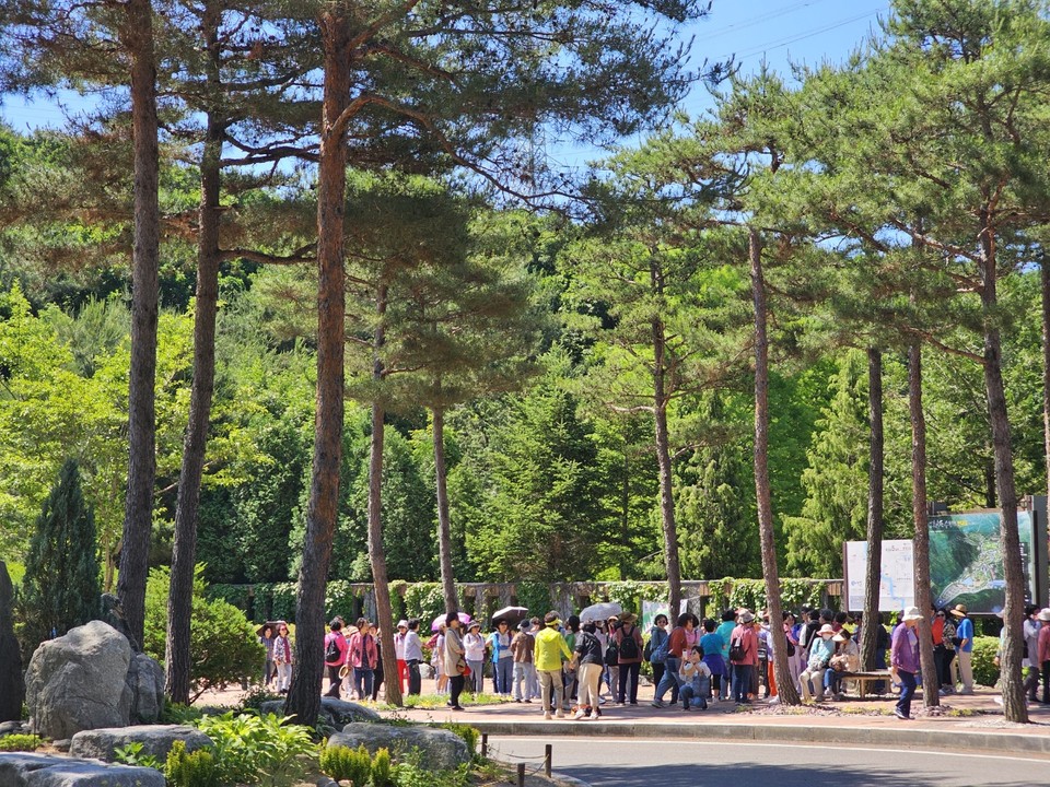 4일 오전 10시12분께 여주시 매룡동에 위치한 여주황학산수목원 입구가 많은 방문객들로 북적거리고 있다. (사진=김광섭 기자)