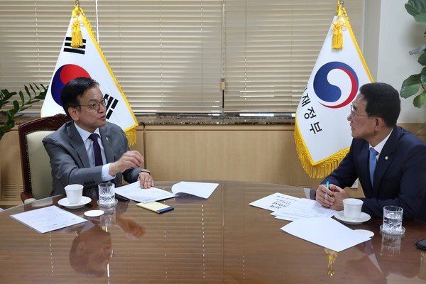 김주영 의원(사진 우측)이 정부청사에서 최상목 경제부총리 겸 기획재정부 장관과 만나 김포지역 교통여건 개선 등 현안을 설명하고 있다. (사진제공=김주영 국회의원사무실)