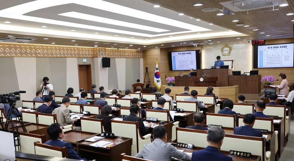 평택시의회는 4일 시의회 본회의장에서 정장선 평택시장 등 관계 공무원이 출석한 가운데 제246회 제1차 정례회를 개회하고 오는 21일까지 18일간의 의사일정에 돌입했다. (사진제공=평택시의회)