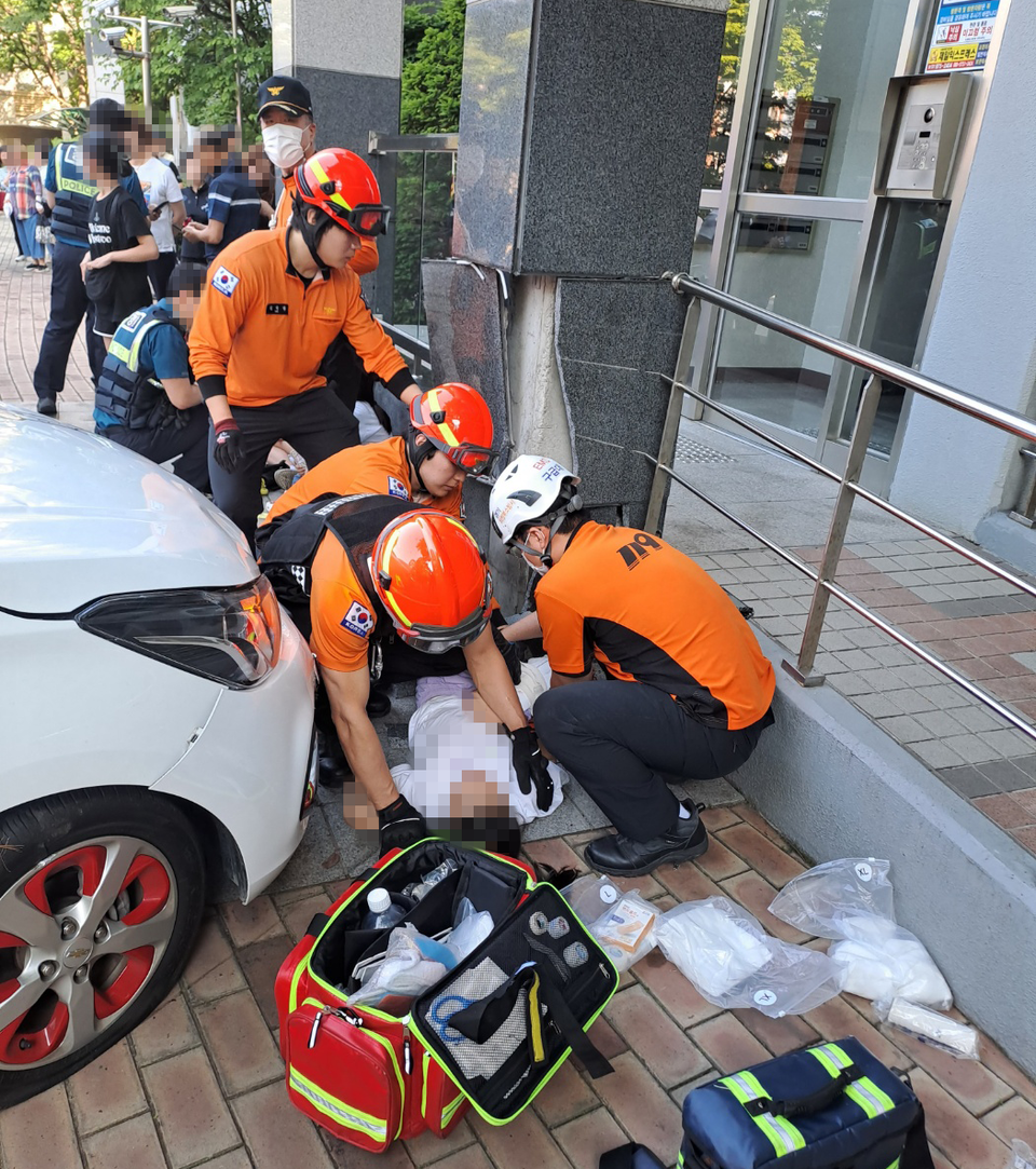 4일 오후 4시 37분께 의정부시 녹양동의 한 아파트단지에서 50대 여성 운전자가 승용차를 몰던 중 9~10세 어린이 3명을 덮쳤다. 사진은 사고 현장. (사진제공=경기도북부소방재난본부)