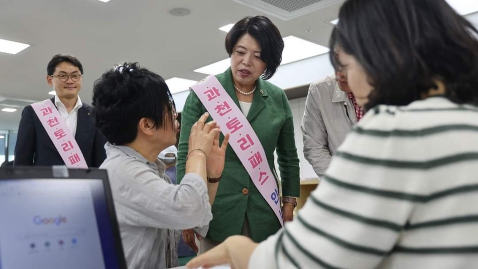 신계용 시장이 5일 지역 곳곳을 돌며 '과천토리패스'를 시민들에게 직접 홍보하고 있다. (사진제공=신계용 과천시장 페이스북)