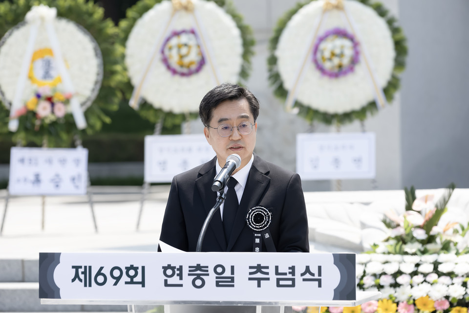 김동연 경기도지사가 6일 오전 제69회 현충일을 맞아 수원 현충탑에서 열린 추념식에서  "호국영령의 뜻을 받들어 민주주의, 민생, 평화의 길에 매진하겠다"고 밝혔다. (사진제공=경기도청)