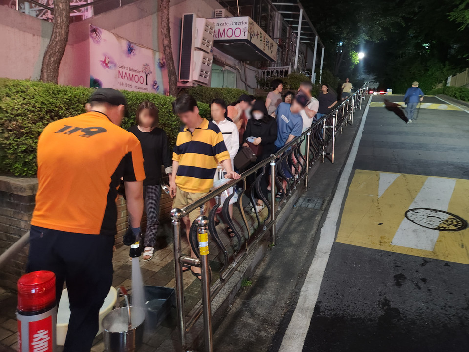 한밤 중 광명시 광명동의 한 아파트에 수돗물이 끊기는 단수사고가 나 주민들이 큰 불편을 겪었다. (사진제공=경기도소방재난본부)