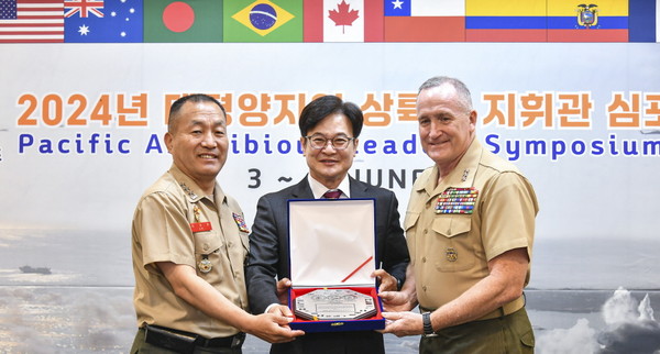 김병수 시장(사진 중앙)이 해병대 김계환 사령관과 미 태평양해병대 William M.Jurney 사령관으로부터 감사패를 받은 뒤, 기념사진을 촬영하고 있다. (사진제공=김포시청)