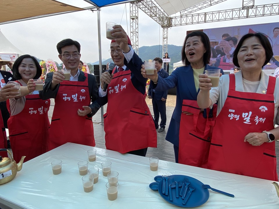 우리밀 생산과 소비 확대를 위한 '제2회 양평 밀 축제'가 7일 지평면 송현리 140-1번지 일원에서 개회식을 갖고 본격 행사에 돌입했다. 사진 좌측부터 지민희 양평군의원, 성제훈 경기도농업기술원장, 전진선 양평군수, 박명숙 경기도의원, 윤순옥 군의장이 양평 밀 축제 개회식에서 건배를 하고 있다. (사진=장은기 기자)