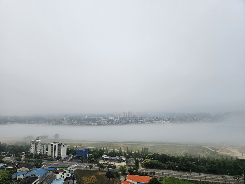 9일 오전 5시40분께 여주 현암동에서 바라본 남한강에 짙은 안개가 끼어 있다. (사진=김광섭 기자)